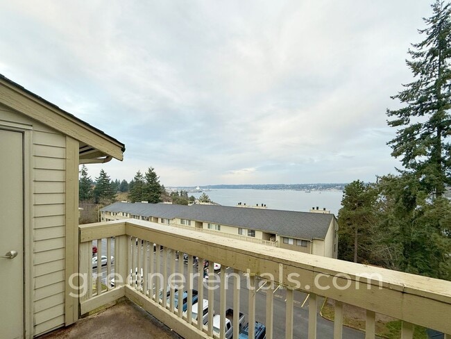 Building Photo - 2BR/1.5BA 3rd Floor Condo Overlooking Sinclair Inlet