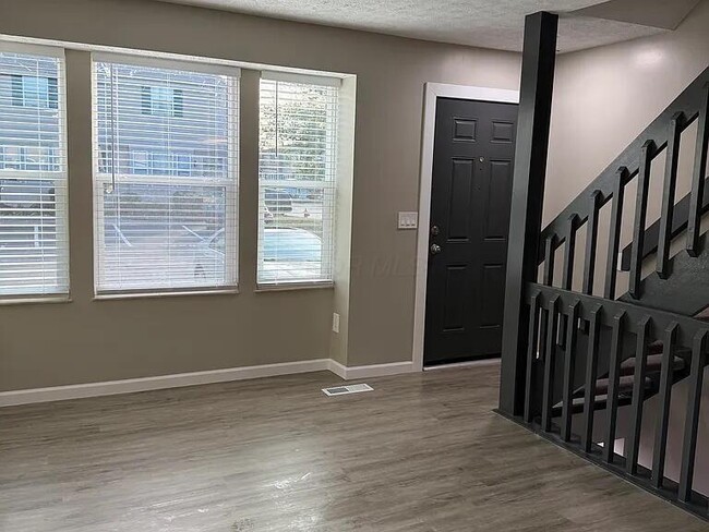 Foto del edificio - 7806 Barkwood Dr