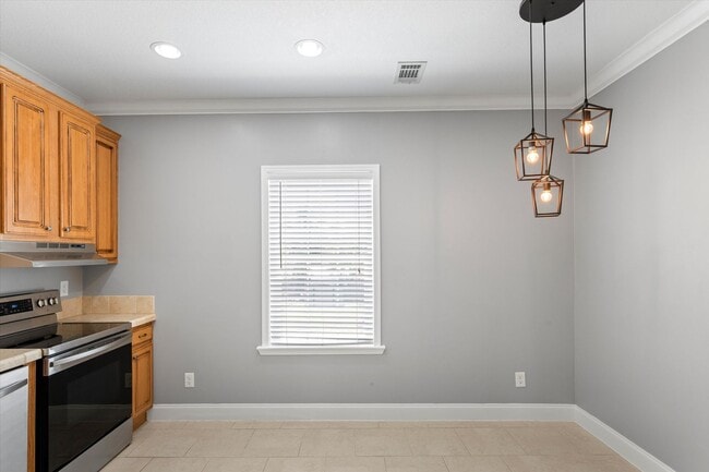 Building Photo - 2 Bedroom, 2.5 Bathroom AVAILABLE FOR 6 Months