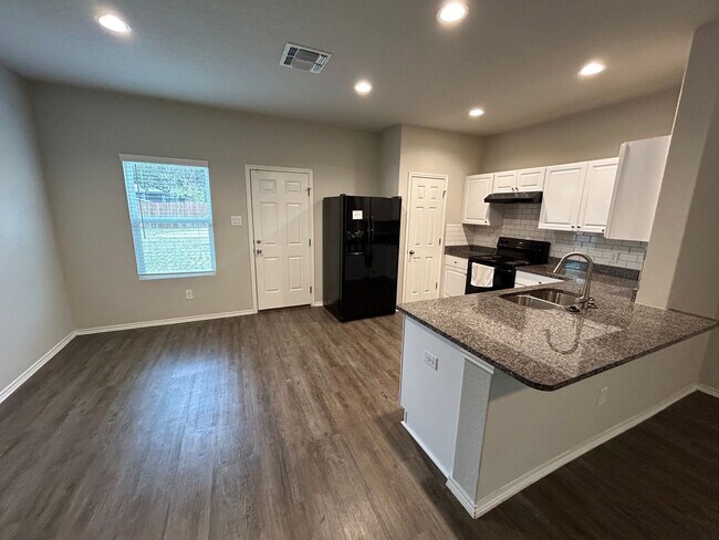 Building Photo - AVAILABLE NOW! 3 Bedroom / 2 Bath Home Nea...