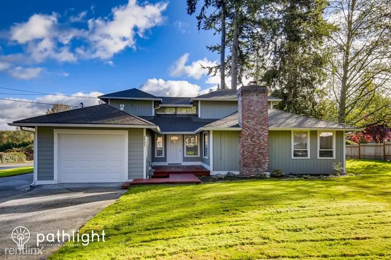 3 br, 1.5 bath House 2403 Shaw Rd E House Rental in Puyallup, WA