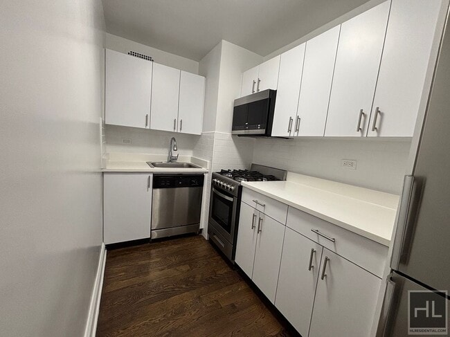 Building Photo - 5 AVENUE