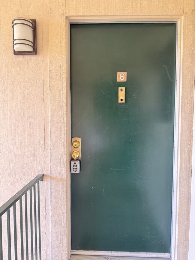 Building Photo - Welcome to this updated 3 bedroom condo with laminate vinyl plank flooring
