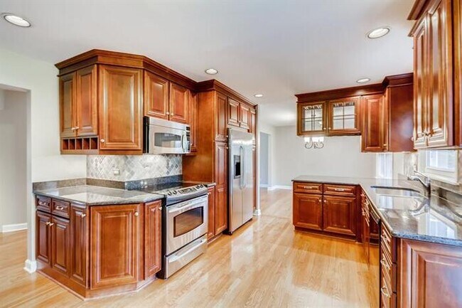 Foto del edificio - 1208 Elizabeth Ave, Naperville, IL, 60540