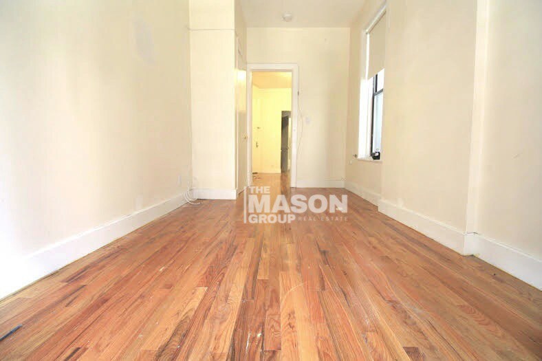 Building Photo - 533 E 81st St