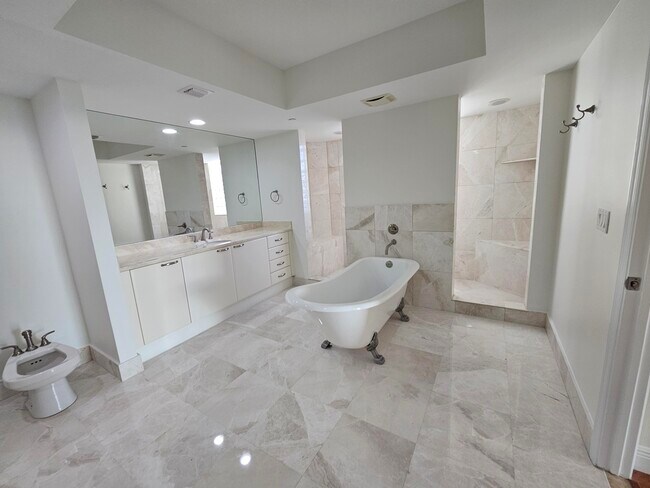 Foto del edificio - 3301 NE 183rd St
