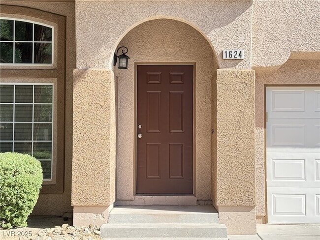 Building Photo - 1624 Box Step Drive Unit