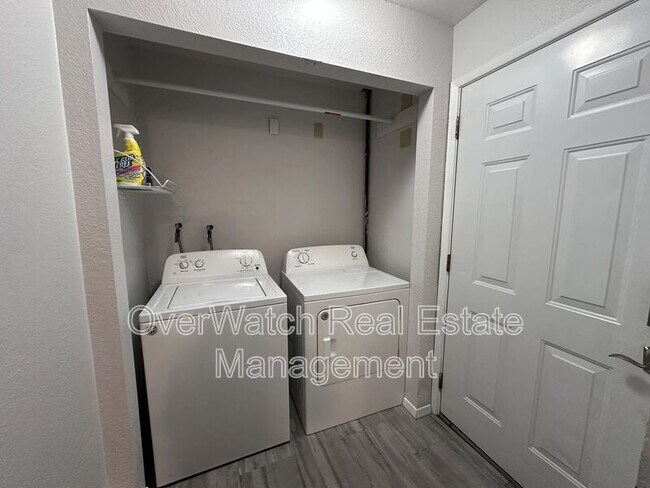Building Photo - 6121 De Armoun Rd