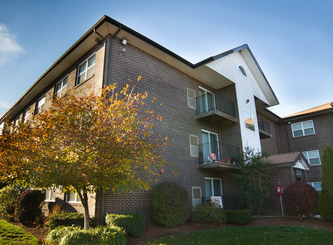 Building Photo - Pondsview Apartments