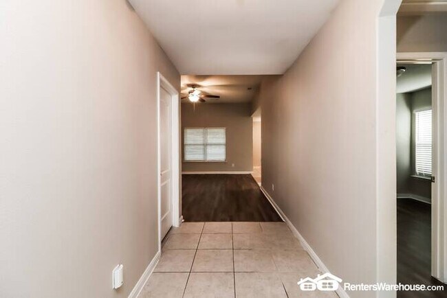 Building Photo - Newly renovated spacious 3 bed/2 bath, wit...