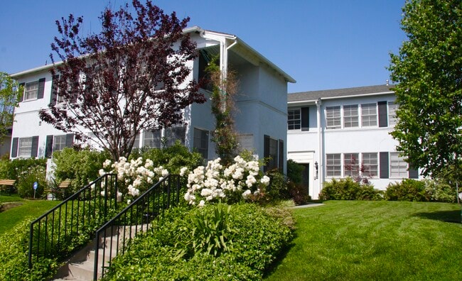 Building Photo - 1701 Stearns Dr