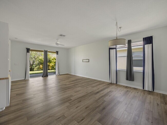 Building Photo - 11012 SW Dunhill Ct