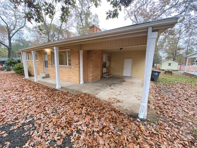 Building Photo - Freshly renovated 4 bedroom 2 bathroom hou...