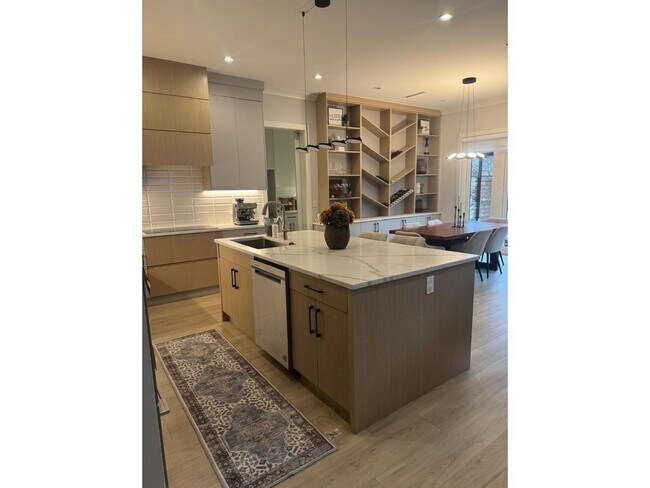 Photo du bâtiment - 15655-1577B 77B Ave