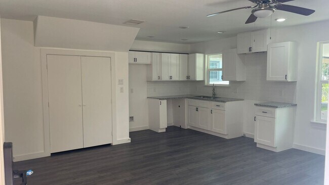 Foto del edificio - Beautiful New Brand Townhouse
