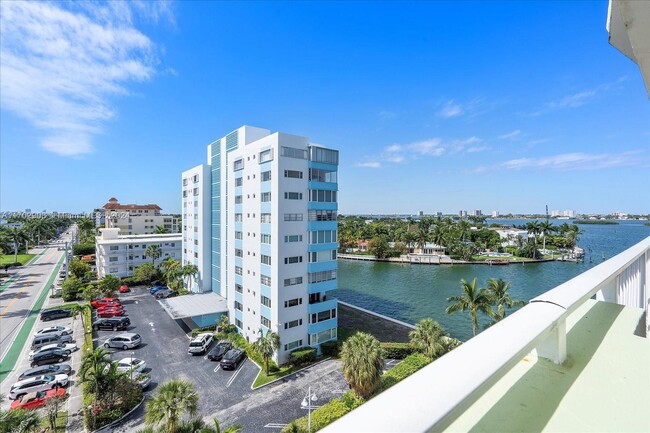 Foto del edificio - 10350 W Bay Harbor Dr