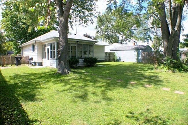 Foto del edificio - Corner Lot Charm: Spacious 3-Bed Home with Fireplace and Prime Location