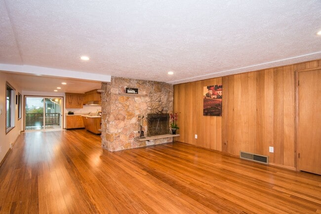 Building Photo - Charming 4 bedroom 2 bath home in Sheridan...