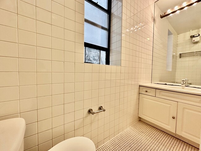 Building Photo - 309 W 111th St