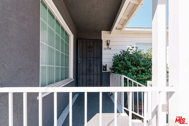 Foto del edificio - 11736 Strathern St