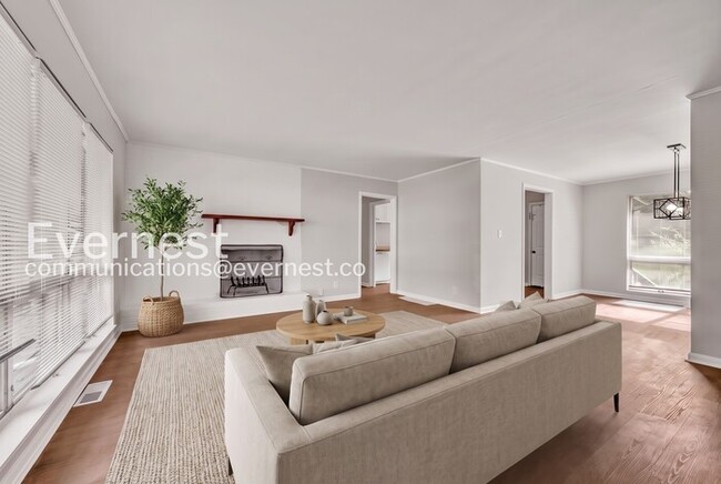 Building Photo - 4 Bed/2 Bath Home with Modern Amenities / Pet-Friendly / Vouchers Accepted / Available Now!