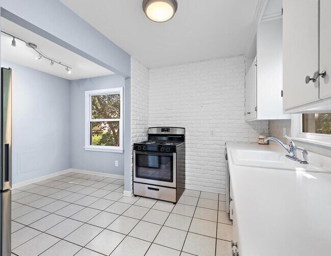 Building Photo - 2815 Quebec Ave S