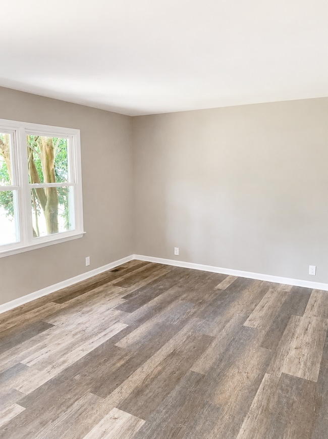 Building Photo - 2 Bed 1 Bath Renovated Duplex