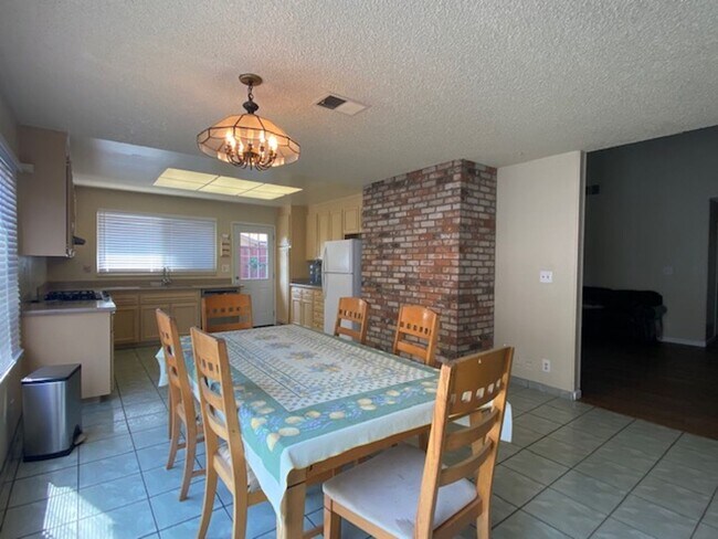 Foto del edificio - Must See to Appreciate this Spacious 4 Bedroom  Bath Home in San Jose