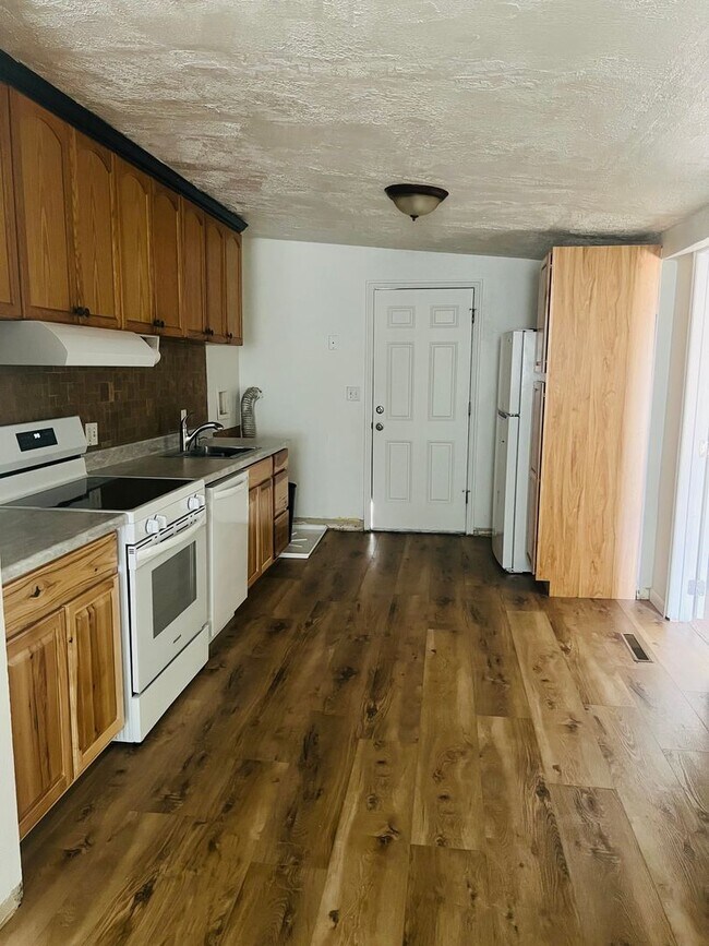 Foto del edificio - Newly remodeled home, new flooring and paint throughout