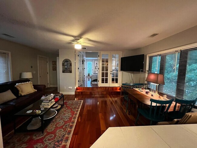 Foto del edificio - 2128 N Hoyne Ave