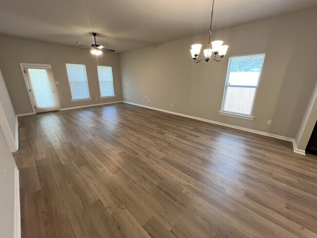 Foto del edificio - Trendy, 4 bedroom, 3 bath home loaded with...