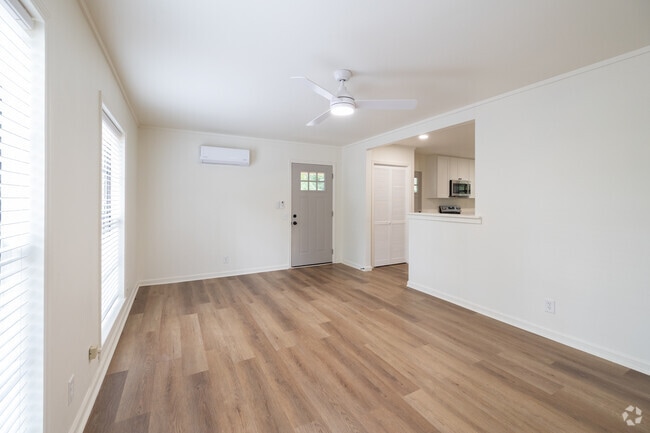 2BR, 1BA - 750SF - Living Room - Timber Ridge