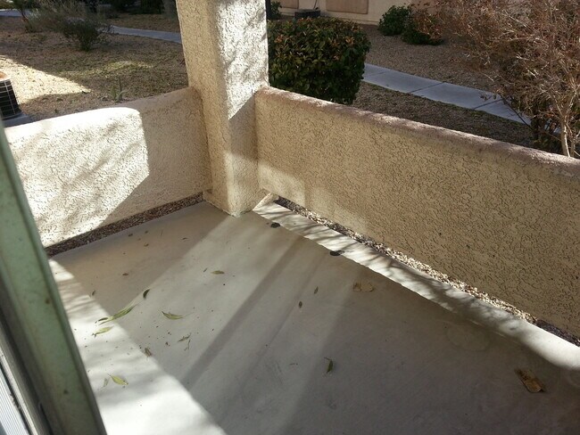 Foto del edificio - 3 BEDROOM 2 BATH CONDO WITH 1 CAR GARAGE