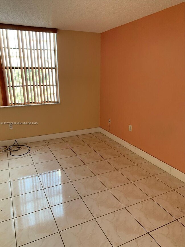 Building Photo - 9440 Fontainebleau Blvd