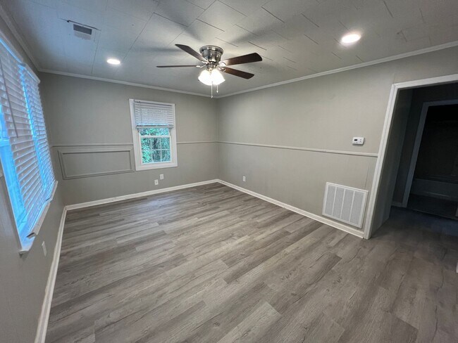 Building Photo - MOVE-IN READY!