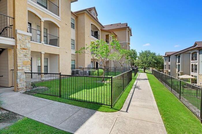 Foto principal - 501 E Stassney Ln