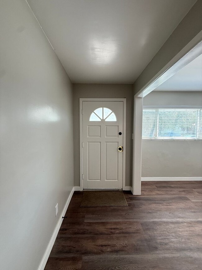 Building Photo - Centrally Located Single Story Updated Home