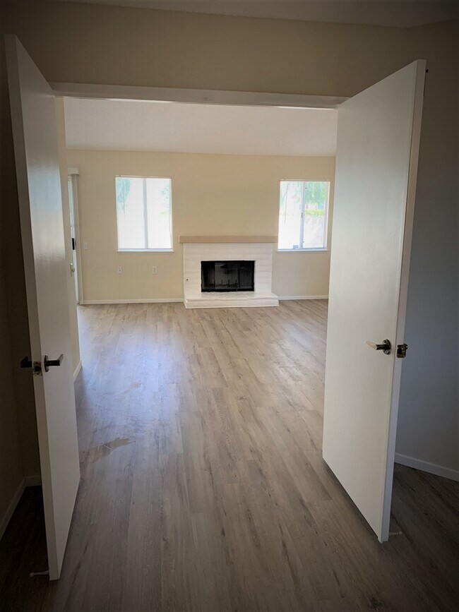 Foto del edificio - Charming 2 bed 2 bath in west side of Heme...