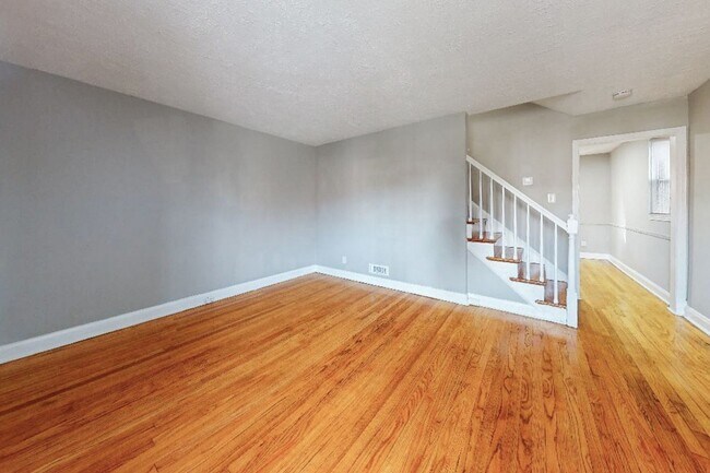 Building Photo - Renovated, Finished Basement & Fenced Back...