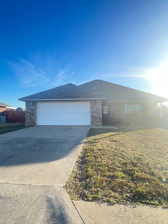 Foto del edificio - 3 Bedrooms, 2 Bath (Hot Tub), 2 Car Garage House. Total Electric.