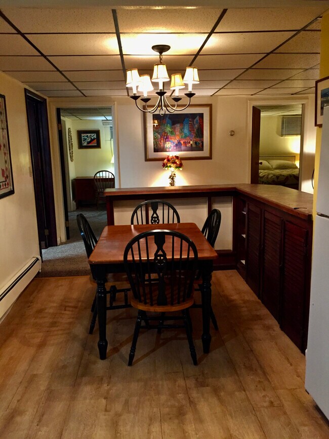 Expandable Dining table - 616 Willow St