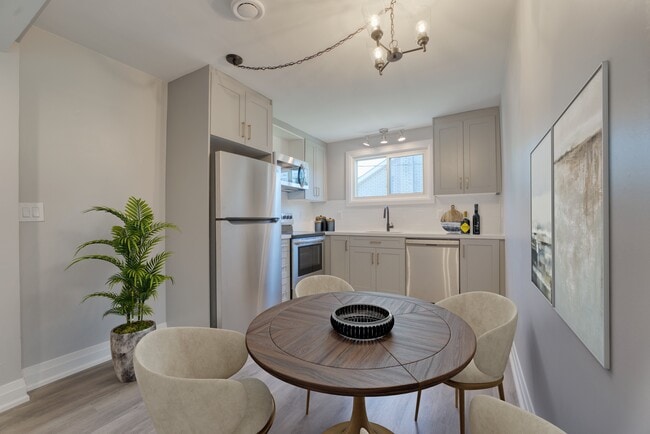 Building Photo - Spacious 3 Bedroom Apartment in Triplex – ...