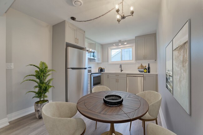 Photo du bâtiment - Spacious 3 Bedroom Apartment in Triplex – ...