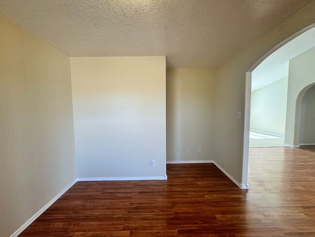 Building Photo - 3 bed 2 bath home in Huning Ranch