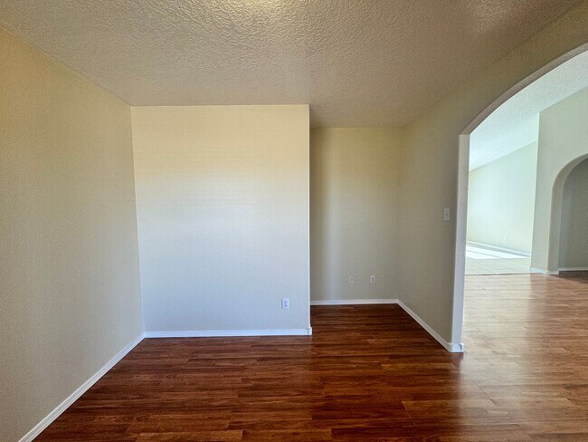 Building Photo - 3 bed 2 bath home in Huning Ranch. New Car...