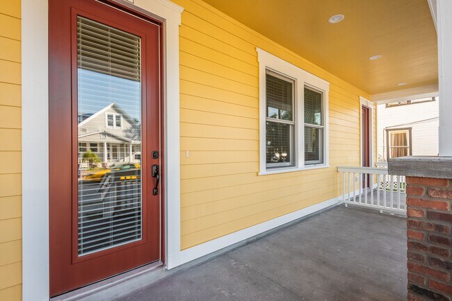 Building Photo - 3 Bedroom Duplex for Rent in Tampa!