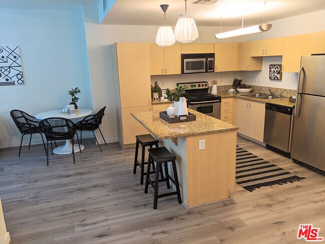 Foto del edificio - 630 W 6th St