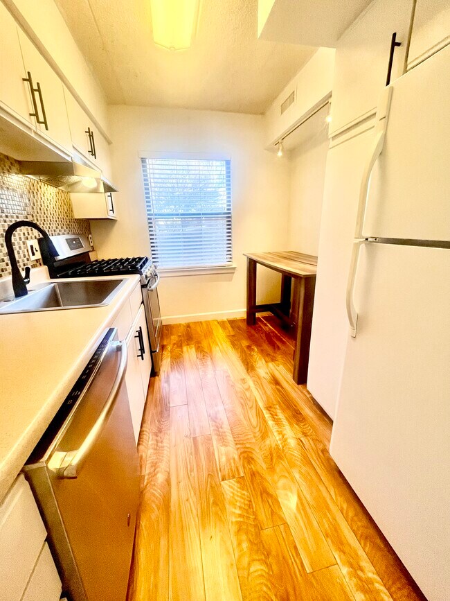 Kitchen - 429 Shawmont Ave