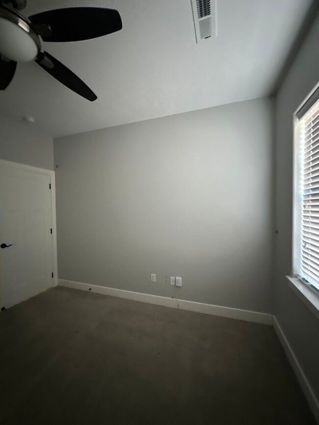 Building Photo - Charming home