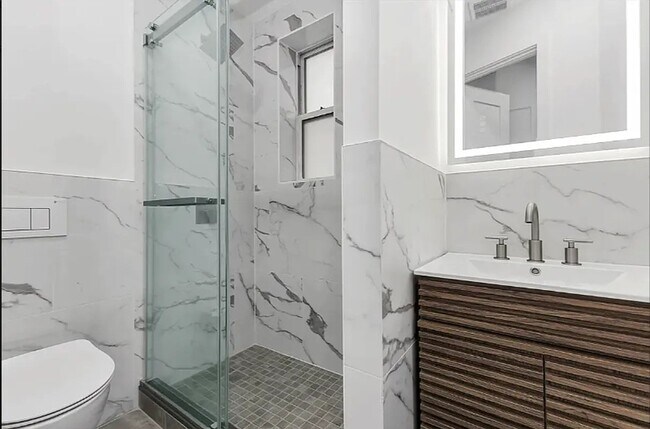 Foto del edificio - 246 E 53rd St